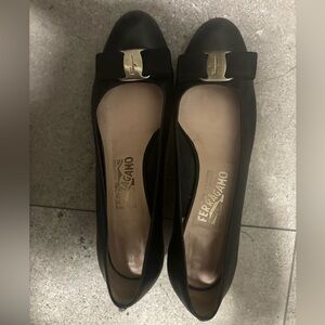 Ferragamo Women’s Vara Pump, black, size 8.5